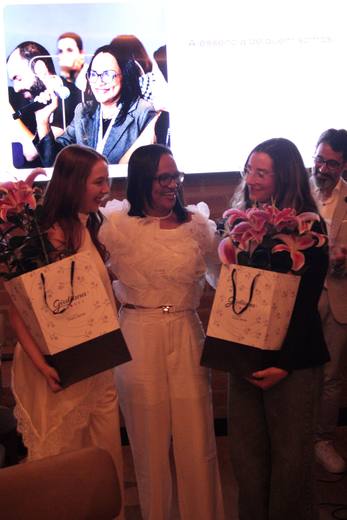 Colaborador da Tecbas recebendo presente e reconhecimento no jantar