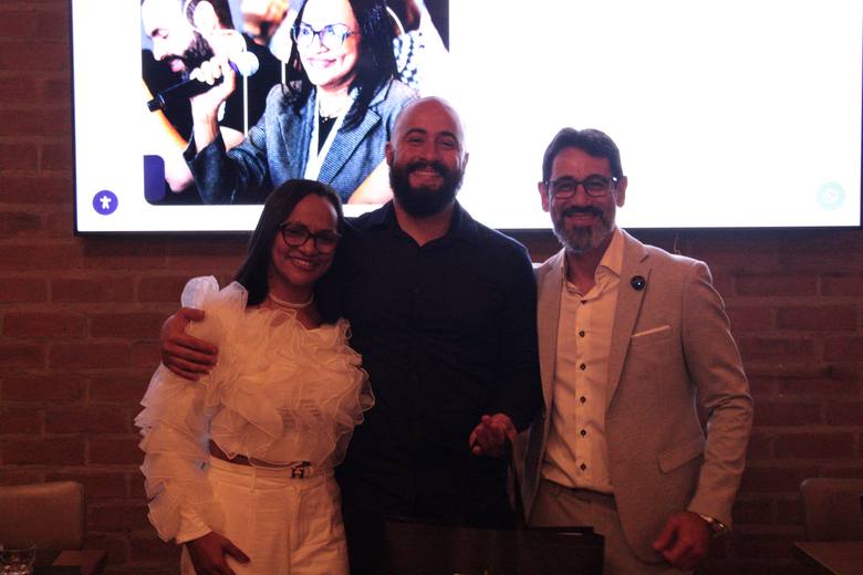 Colaborador da Tecbas recebendo presente e reconhecimento no jantar