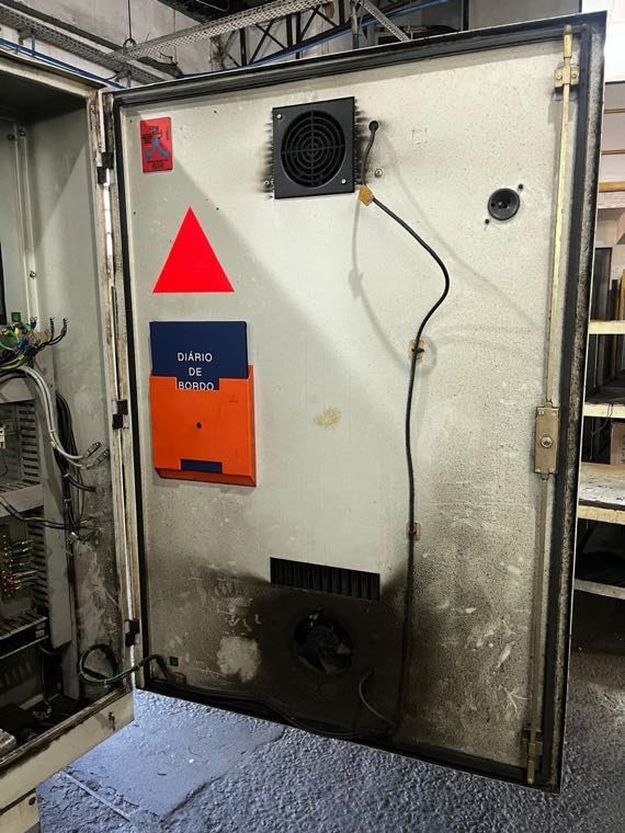 Porta do armário elétrico antes da manutenção, com marcas de fuligem