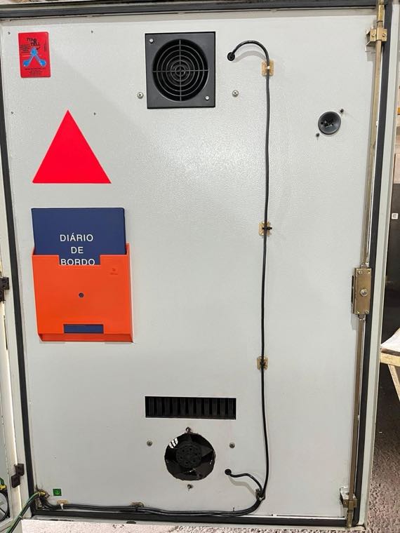 A mesma porta do armário elétrico após a manutenção, limpa