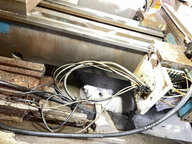 Carrinho transversal do torno antes da reforma, com oxidação e resíduos de usinagem