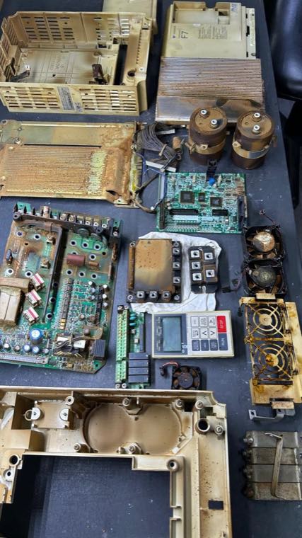 Inversor de frequência desmontado antes da reforma, com placas e componentes oxidados