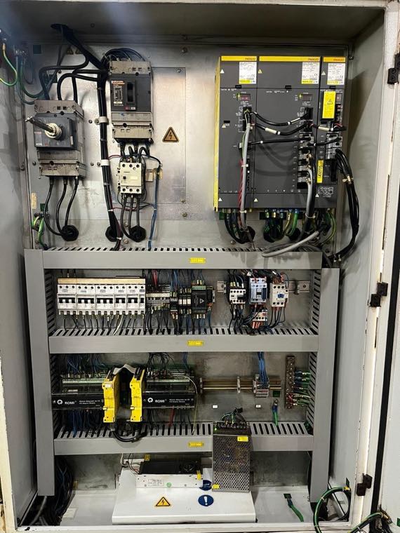O mesmo painel elétrico após a manutenção na Tecbas, limpo e organizado