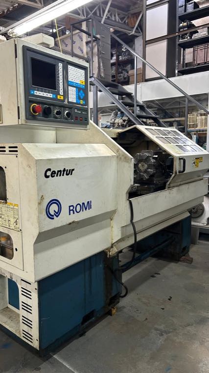 Torno CNC Romi Centur 30D antes da reforma, com sujeira e oxidação no painel